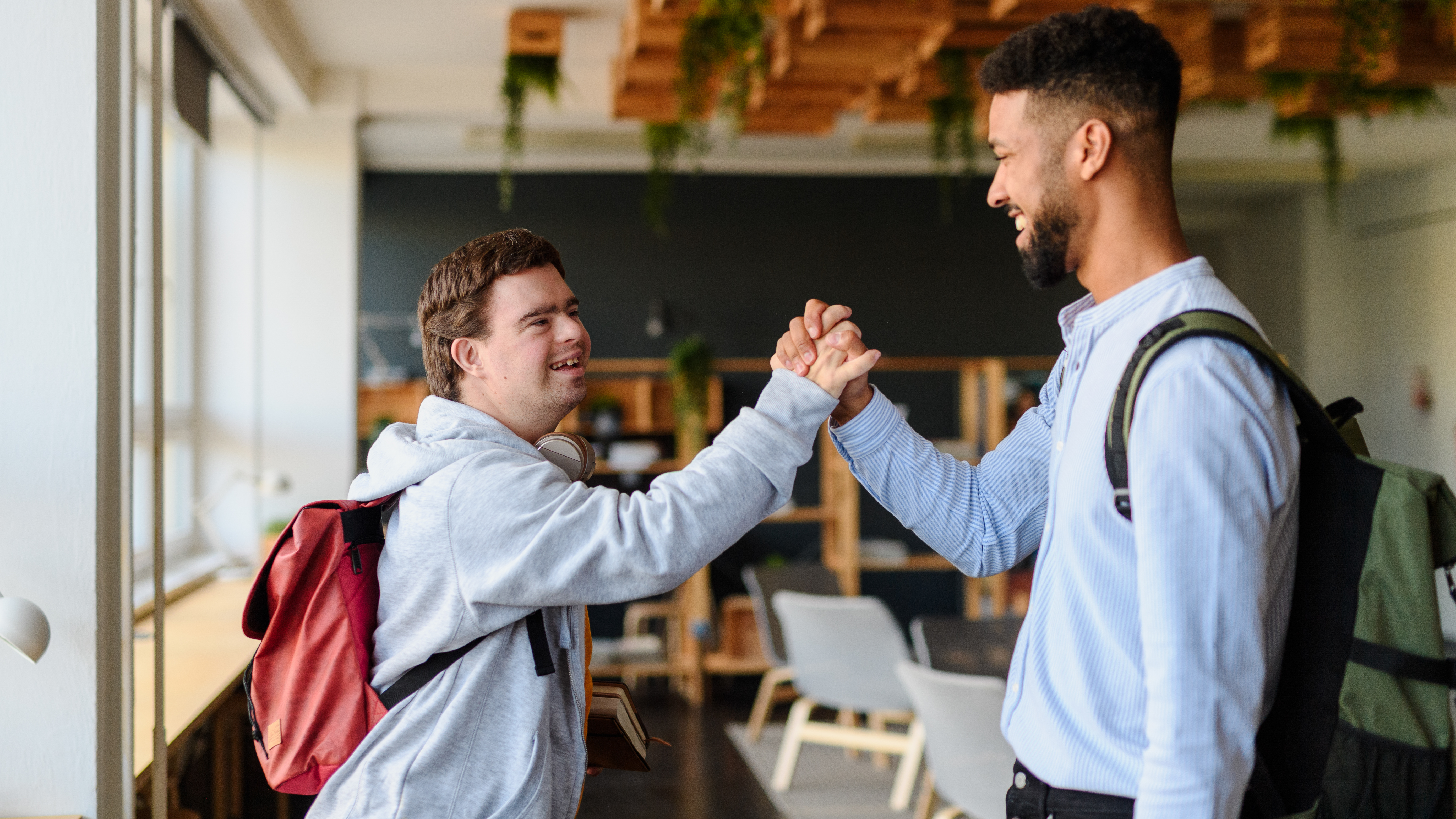 Hilser på hinanden - COLOURBOX66935896 